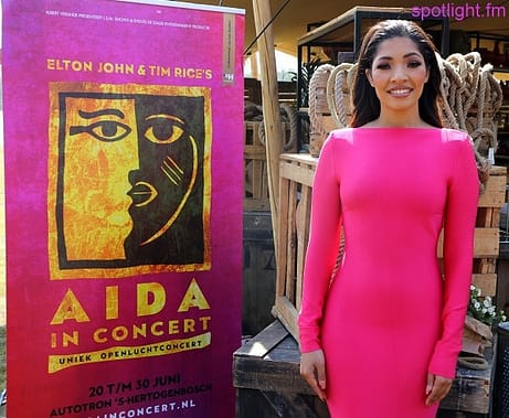 Aida (April) naast reclamezuil